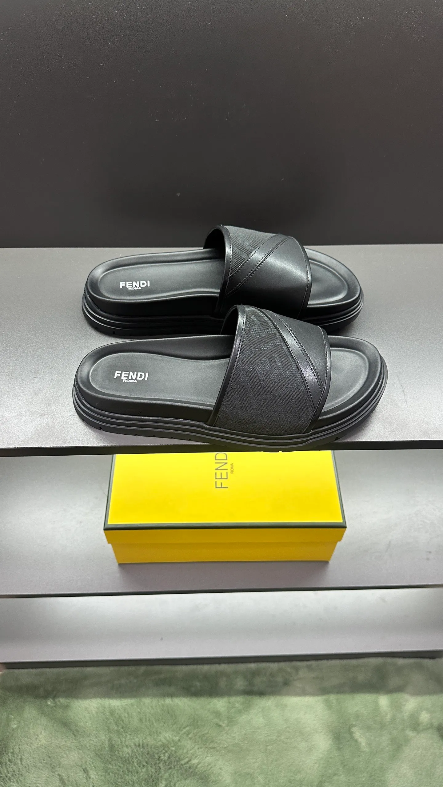 P300 [Fendi Slippers] High-end men's shoes brand, official website 1:1 latest masterpiece: original mold customization, fabrics made of imported original materials, upgraded outsole, lighter and non-slip. The market's top quality, simple yet tasteful, a must-have for fashionistas, fashionable at your feet, full of confidence, the same style at the counter 👍The season of summer slippers is here. Code: 38-45, 46 order